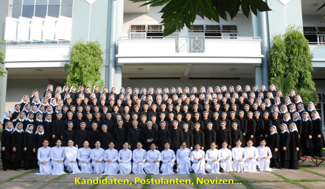 Großes Gruppenfoto mit Kandidaten, Postulanten und Novizen